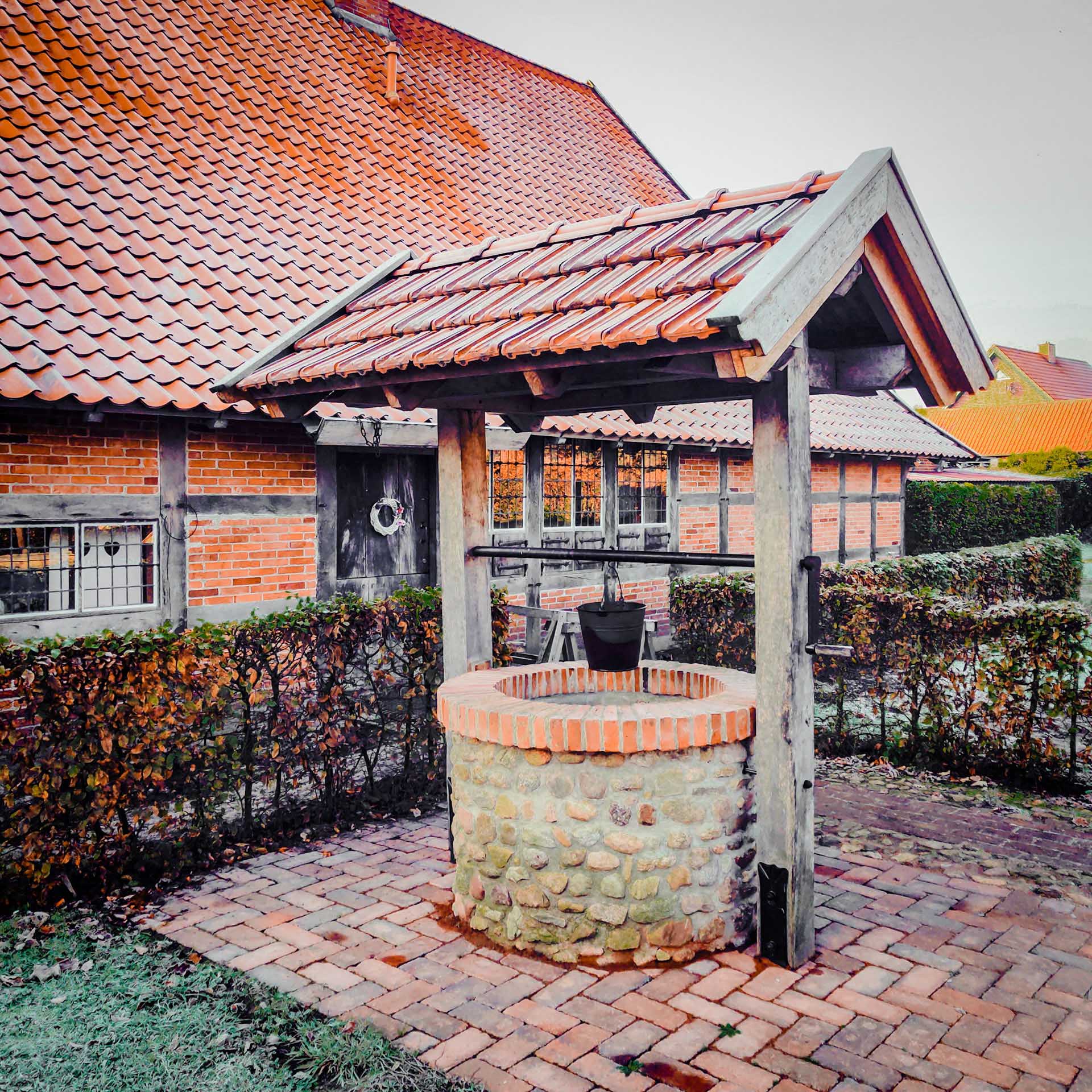 Der Brunnen („Pütte“) mit Spitzdach und Kurbelwinde